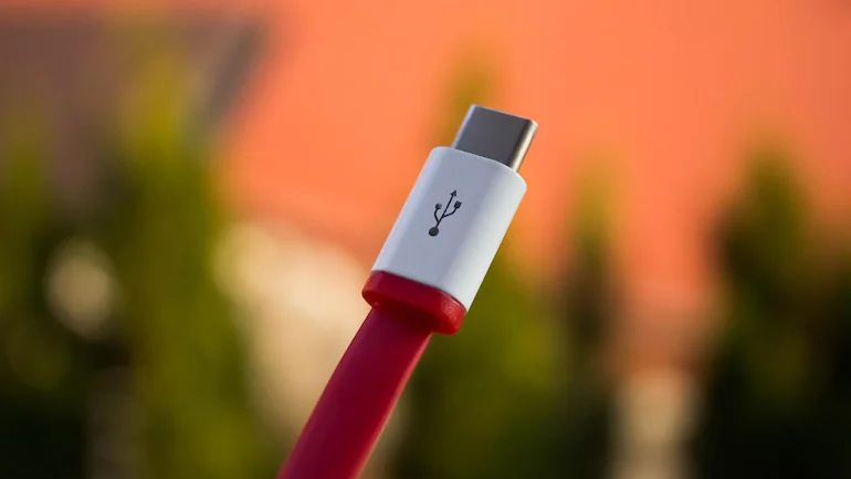 apple to use c type chargers